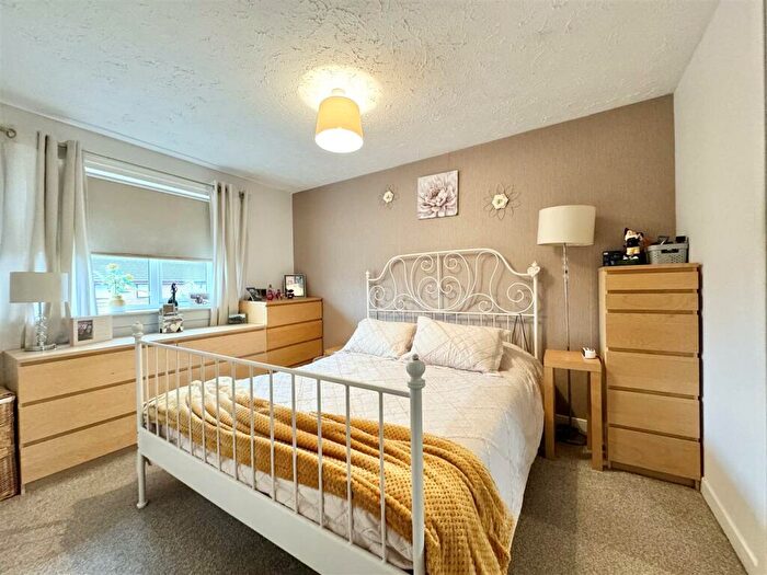 3 Bedroom Semi-Detached House For Sale In Waukglen Crescent, Glasgow, G53