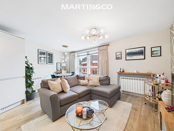 2 Bedroom Flat For Sale In High Street, Egham, TW20