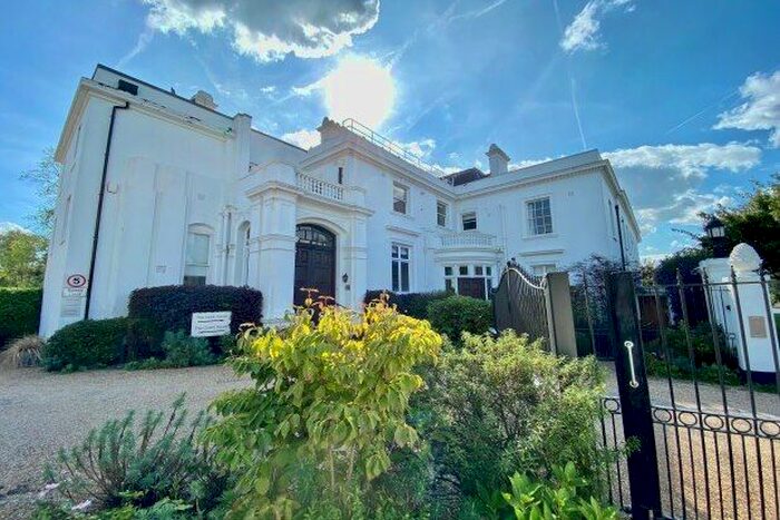 2 Bedroom Flat To Rent In High Road, West Byfleet, KT14