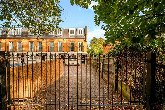 3 Bedroom Mews For Sale In Ravensbourne Avenue, Beckenham, BR3