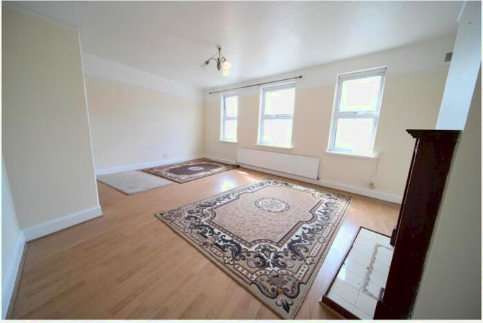 2 Bedroom Flat To Rent In Hampden Square, Southgate, London, N14