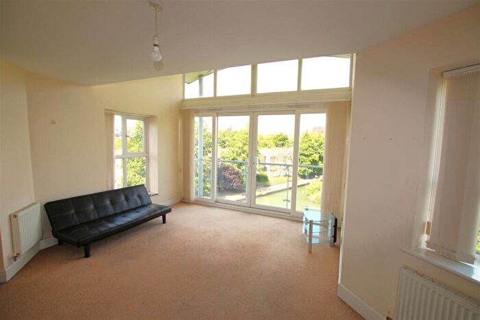 2 Bedroom Flat To Rent In Lion Court, Northampton, NN4