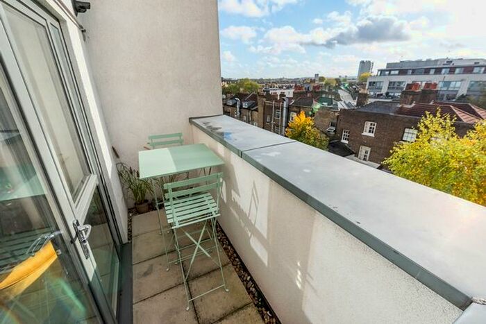 2 Bedroom Flat To Rent In Bicycle Mews, London, SW4