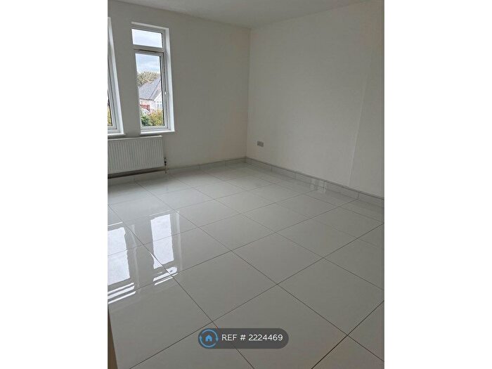 3 Bedroom Flat To Rent In Grays, Grays, RM17