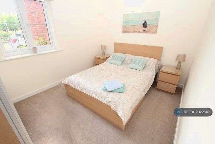 2 Bedroom Flat To Rent In Reading Road, Wokingham, RG41