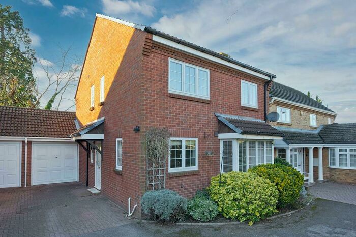 4 Bedroom Detached House To Rent In Southerland Close, Weybridge, KT13