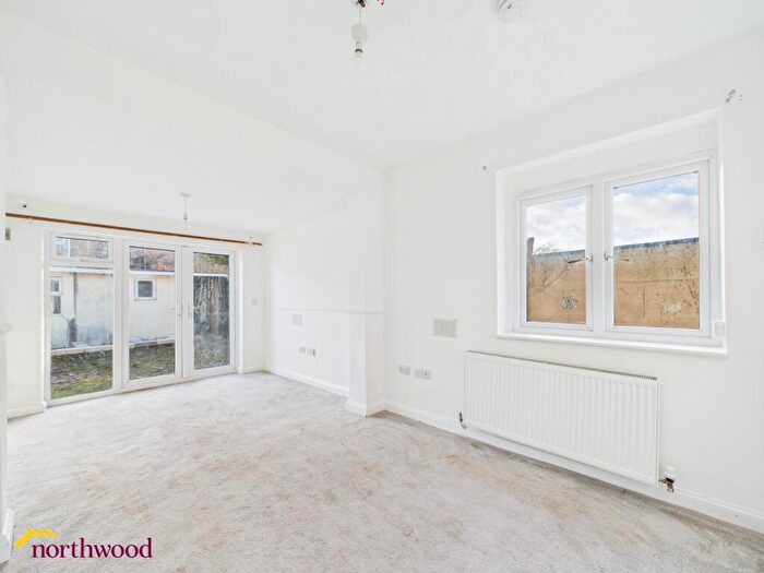 2 Bedroom Terraced House To Rent In South Street, Banbury, OX16