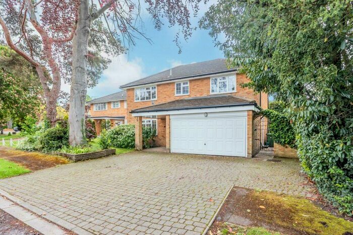 4 Bedroom Detached House To Rent In Blades Close, Leatherhead, KT22