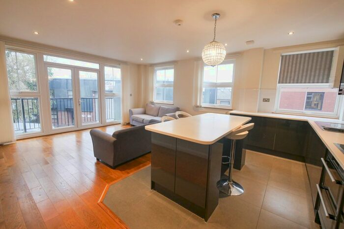 3 Bedroom Flat To Rent In Rockingham Road, Uxbridge, UB8