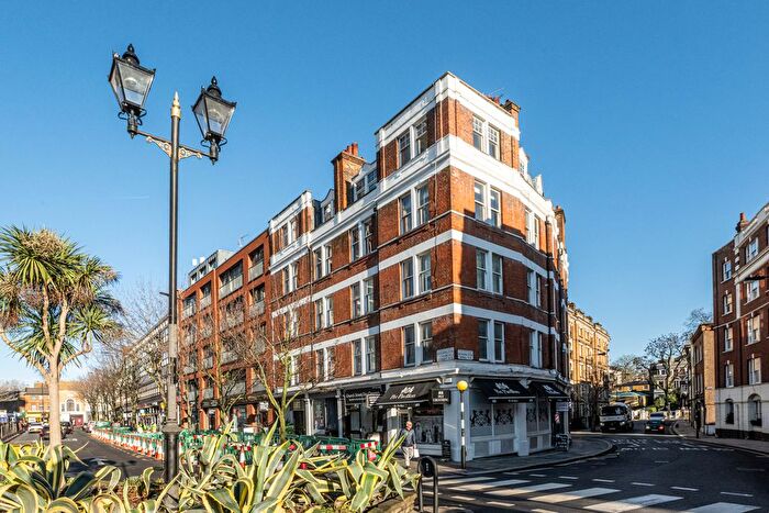 3 Bedroom Flat To Rent In Kensington Mall, London, W8