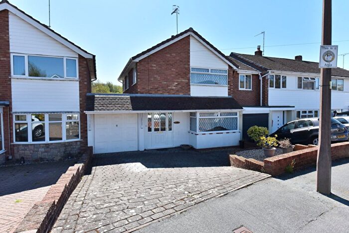 3 Bedroom Link Detached House For Sale In Kingswinford, Chelford Crescent, DY6