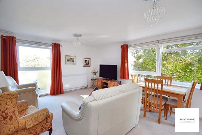 2 Bedroom Flat For Sale In Meads Road, Eastbourne, BN20