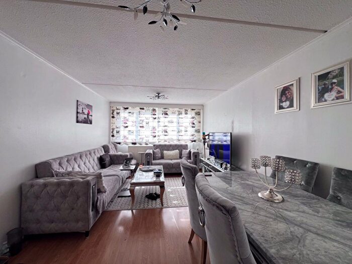 2 Bedroom Flat For Sale In Griffin Road, London, N17