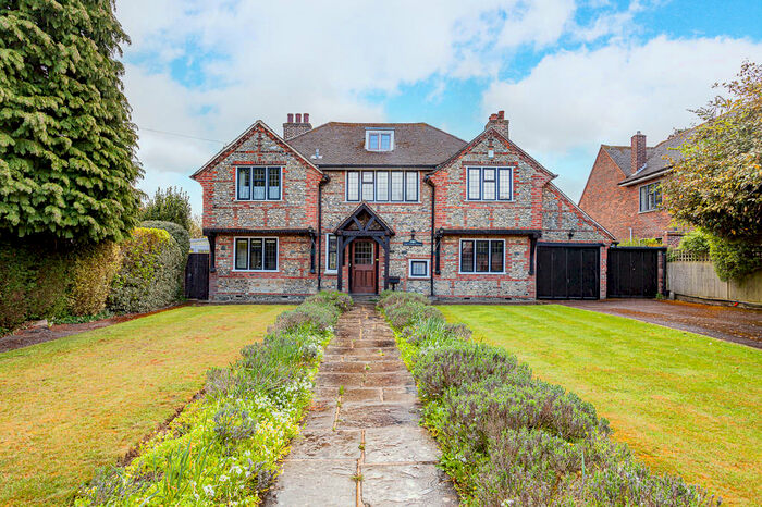 3 Bedroom Detached House To Rent In Canons Hill, Old Coulsdon, CR5