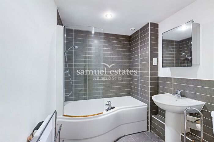 1 Bedroom Flat To Rent In Phoenix Way, London, SW18