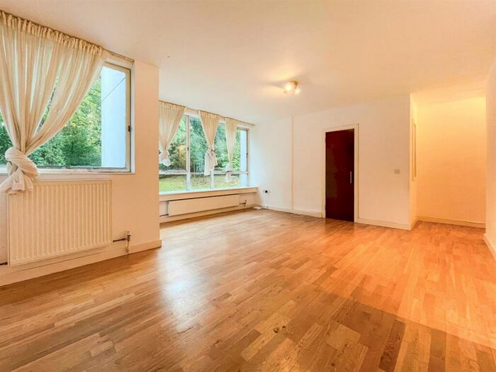 Apartment To Rent In Avenue Heights, N6