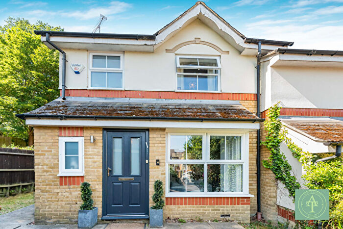 3 Bedroom End Of Terrace House For Sale In Macleod Road, Winchmore Hill, London, N21