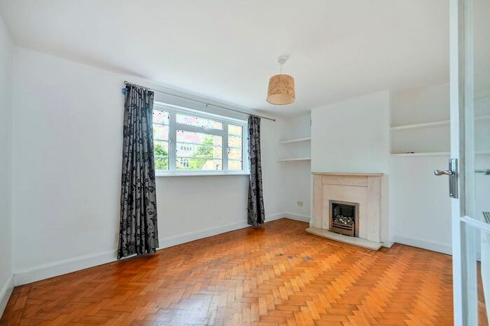 2 Bedroom Flat To Rent In Queens Road, Twickenham, TW1