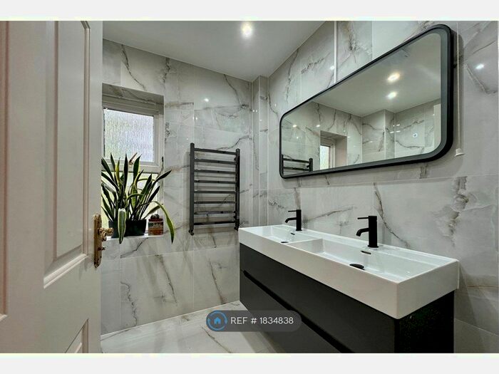 2 Bedroom Flat To Rent In Seymour Court, London, SW15