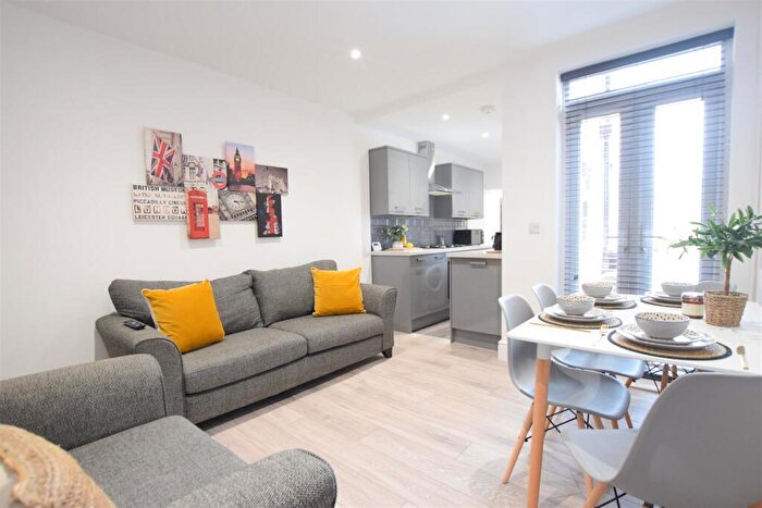 3 Bedroom Terraced House To Rent In Trollope Street - Student House - /, LN5