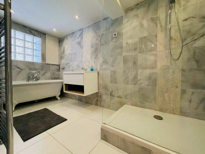 2 Bedroom Maisonette To Rent In Queens Avenue, Finchley, N3