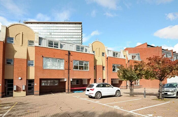 2 Bedroom Flat To Rent In Sundial Court, Barnsbury Lane, Tolworth, KT5