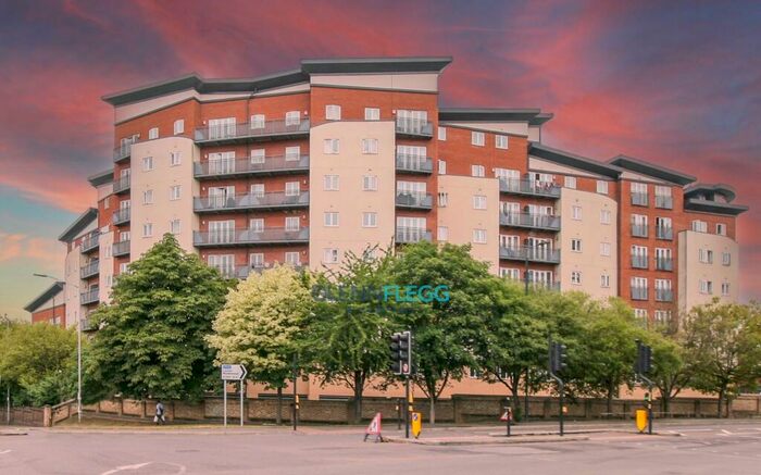 3 Bedroom Flat To Rent In Aspects Court, Slough, SL1