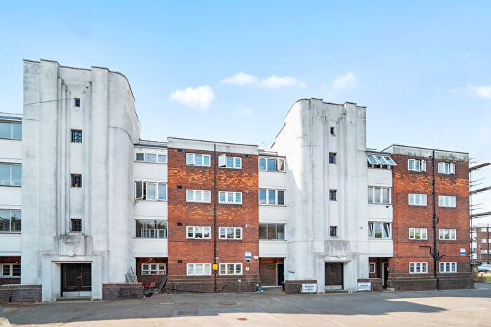 3 Bedroom Flat For Sale In Whittington Court, East Finchley, N2