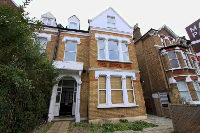 2 Bedroom Flat To Rent In Montrell Road, London, SW2