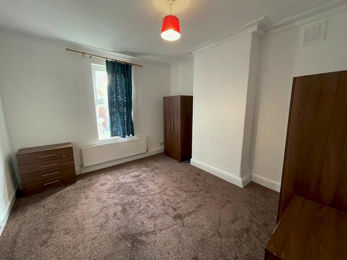 4 Bedroom Flat To Rent In Firth Park Road, Sheffield, S5