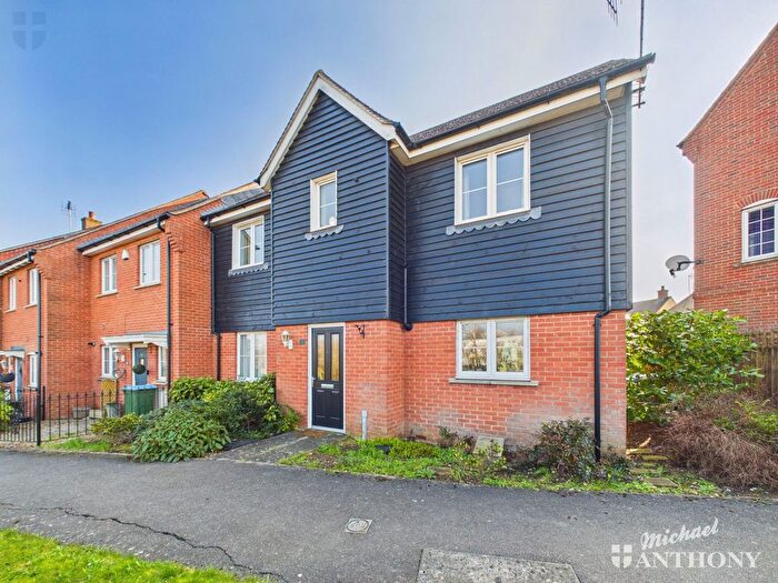 3 Bedroom Semi Detached House For Sale In Leys Close, Aylesbury, HP19