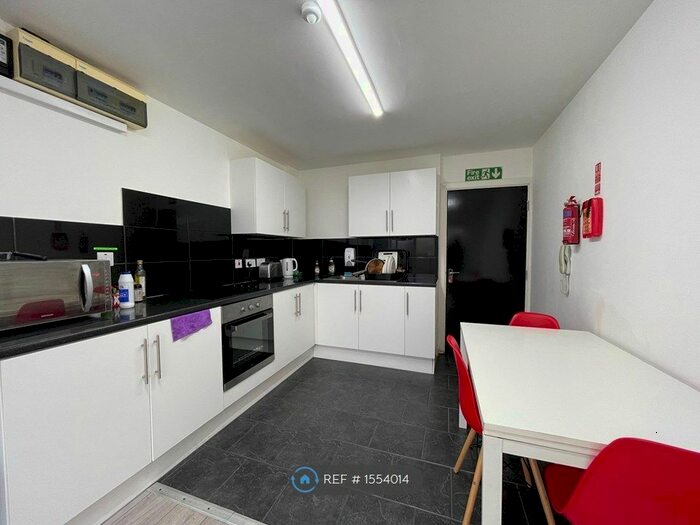 3 Bedroom Flat To Rent In Powell Street, Sheffield, S3