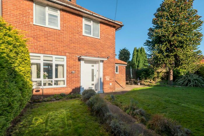 2 Bedroom Semi-Detached House To Rent In Old Farm Drive, West Park, Leeds, LS16