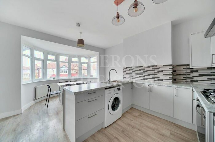 2 Bedroom Flat To Rent In Park Avenue North, London, NW10