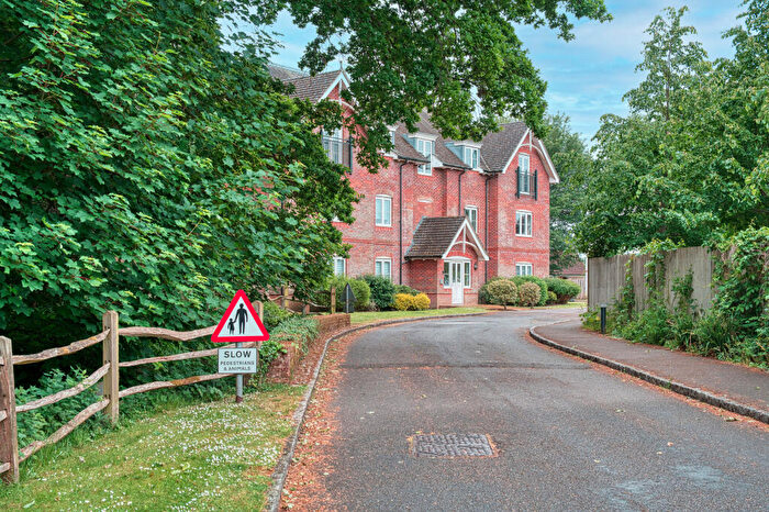 1 Bedroom Apartment For Sale In Admiral Way, Godalming, Surrey, GU7