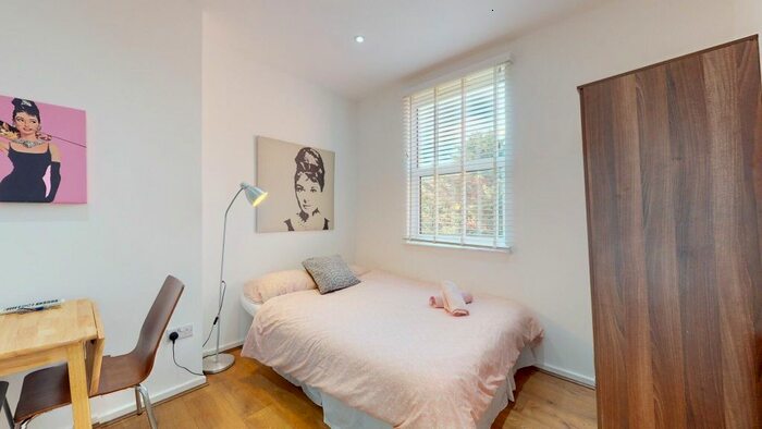 Studio To Rent In Blenheim Gardens, London, NW2