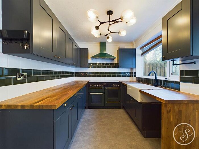 3 Bedroom Semi Detached House To Rent In Greenview Close, Leeds, LS9