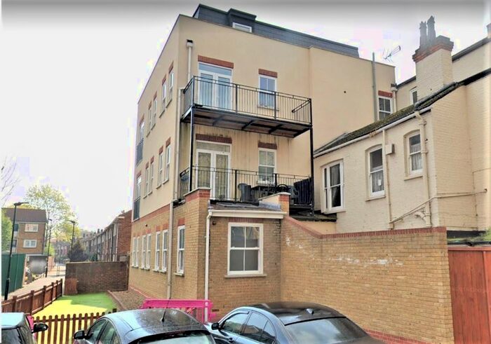 3 Bedroom Flat To Rent In Lynton House, Albert Walk, E16