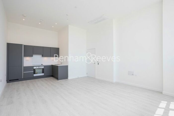 2 Bedroom Flat To Rent In Carnation Gardens, Ealing, UB3