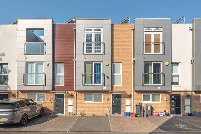 4 Bedroom Detached House To Rent In Pontes Avenue, Hounslow, TW3