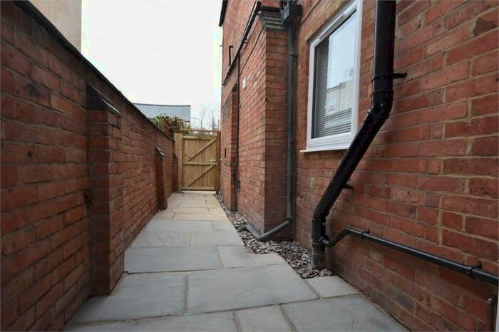 2 Bedroom Apartment To Rent In Abington Avenue, Northampton, NN1