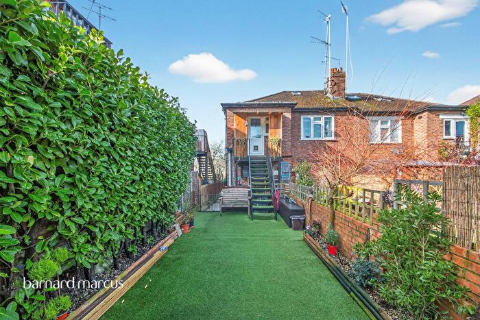 2 Bedroom Apartment For Sale In Sydney Road, London, N10