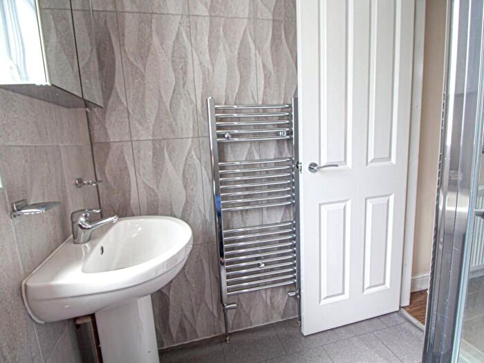 Apartment To Rent In Apt, Clarendon House #, LS2