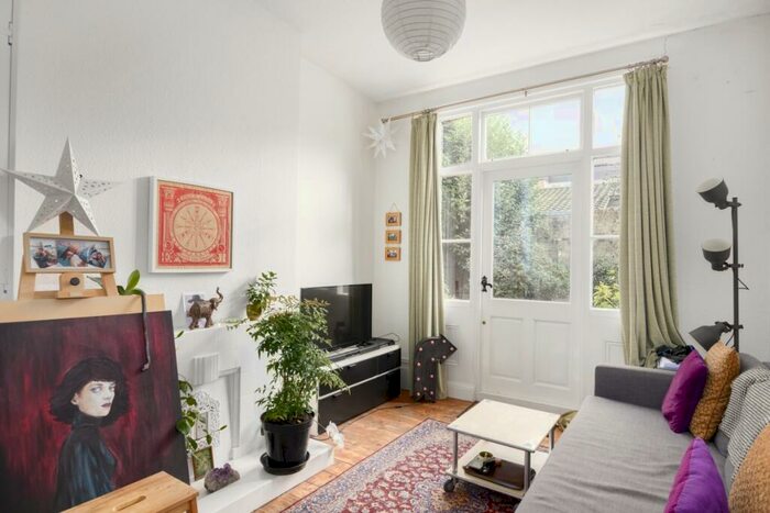 2 Bedroom Apartment To Rent In Calabria Road, London, N5