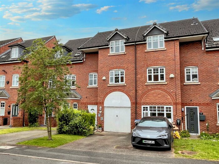3 Bedroom Town House To Rent In Riding Close, Sale, M33