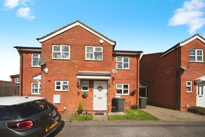 3 Bedroom Semi-detached House For Sale In Laxton Close, Luton, LU2