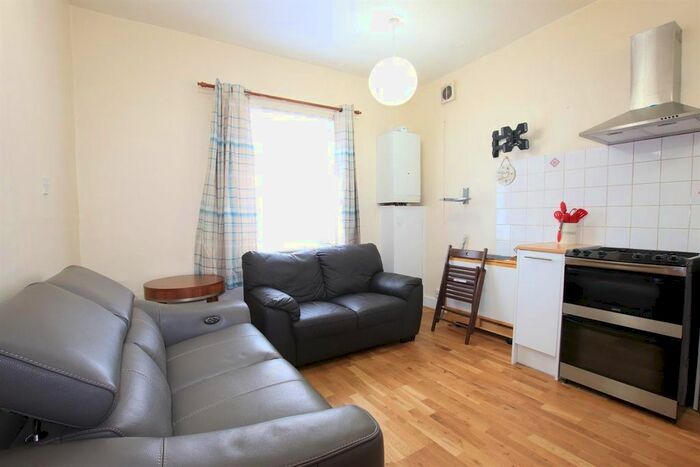 2 Bedroom Flat To Rent In Green Lanes, London, N13