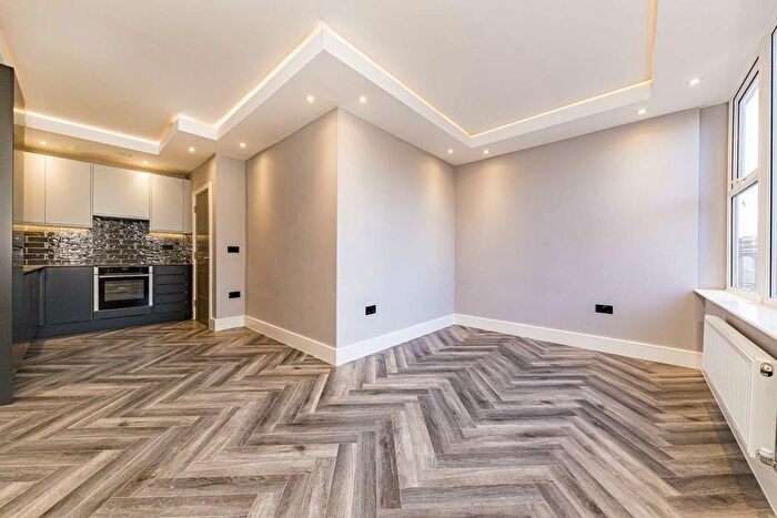 1 Bedroom Flat For Sale In Baker Street, Weybridge, KT13