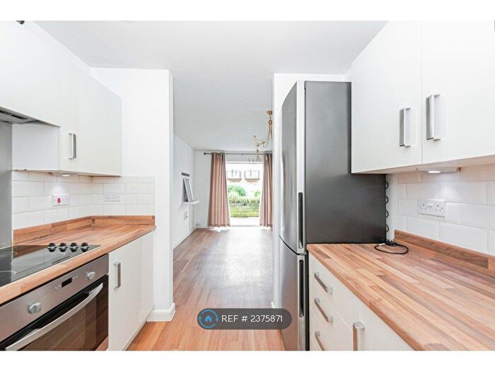 1 Bedroom Flat To Rent In Featherstone Court, Southall, UB2