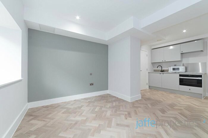 Studio To Rent In Kilburn High Road, London, NW6